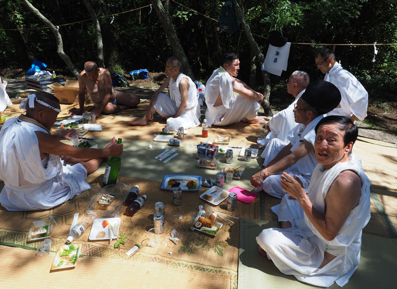 木陰の直会/神輿先供係 12:05
