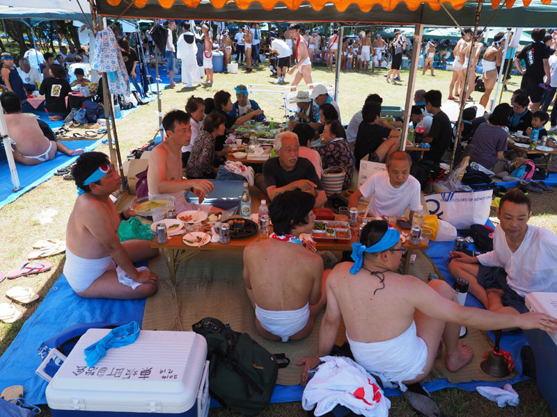 祭広場を囲むテント村 12:06