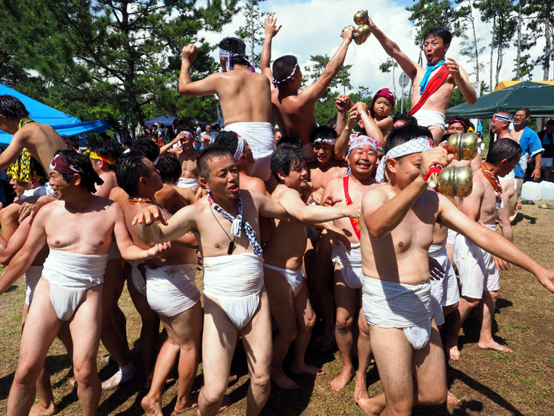 盛り上がる松原の祭広場 13:08