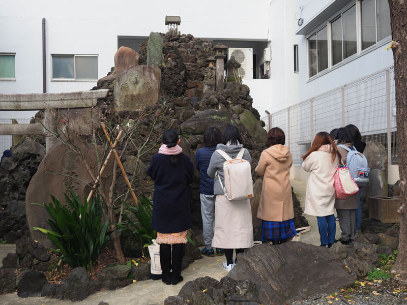 鐵砲洲の富士塚を見守る女性参加者たち