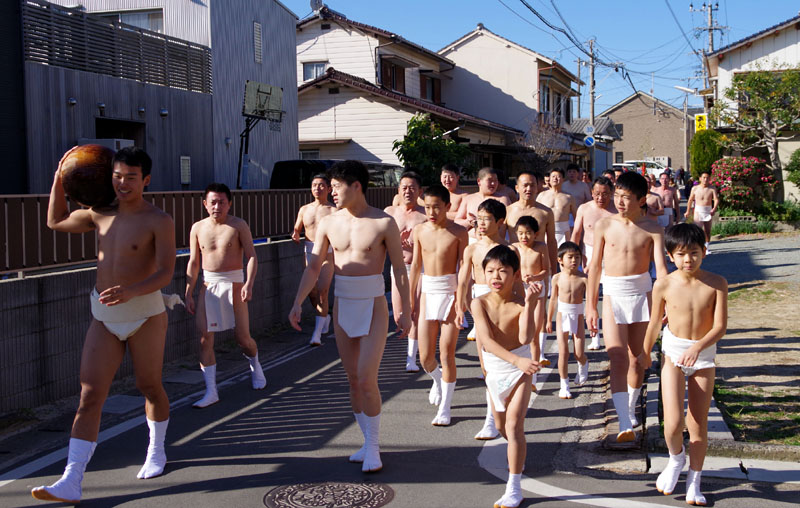 共有会館から共用玉を受け取って諏訪神社に向かう緑町区と南町区の裸たち 2019.01.03 10:47