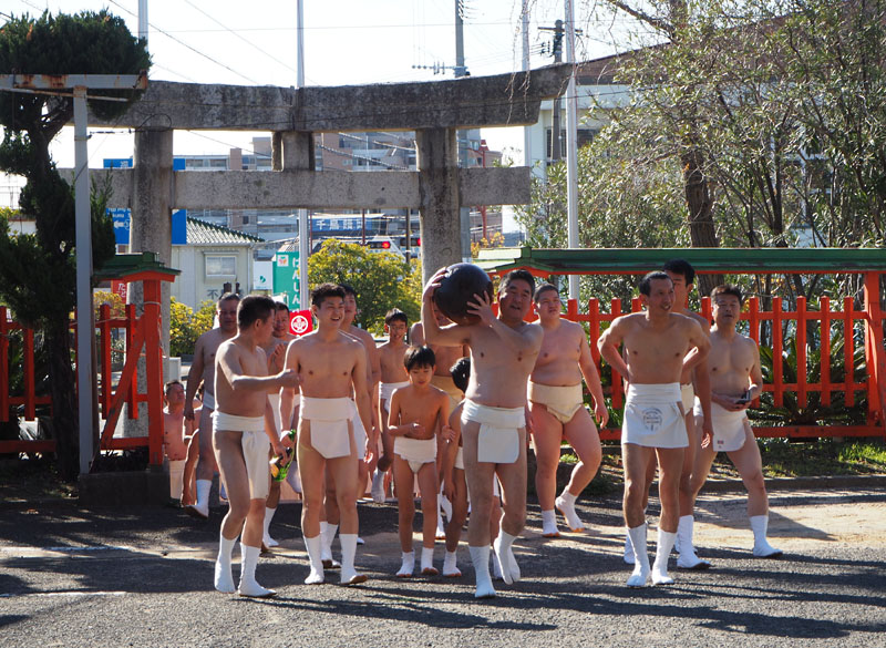 諏訪神社に到着した褌衆 10:52
