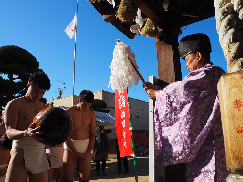 ?宮秀文宮司によるお祓い / 諏訪神社拝殿 10:59