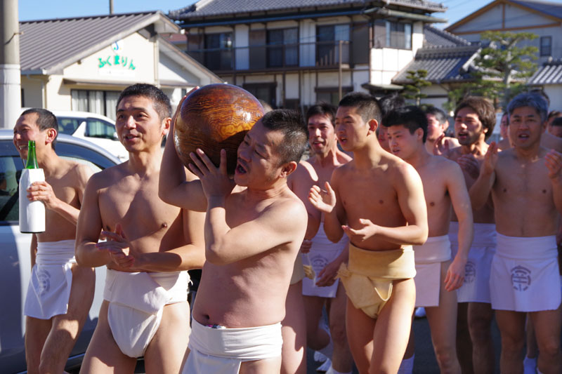 玉の担ぎ手を代えながら福間浦に向かう氏子たち