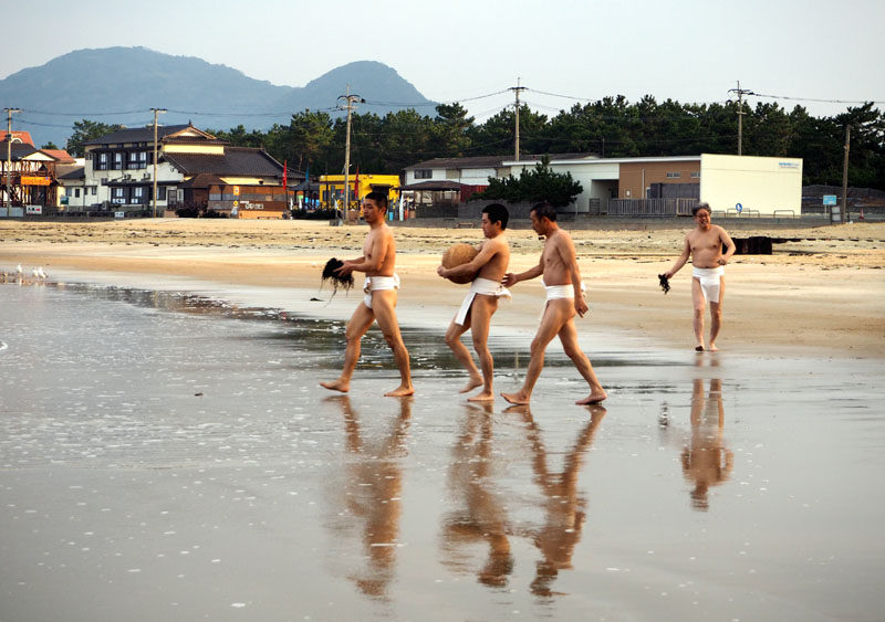 緑町区の裸たちが福間海岸(福間浦)に到着 09:15