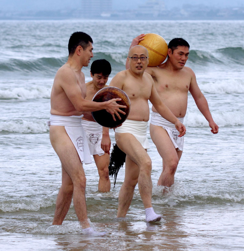 海水で大玉を清めて引き上げる南区の裸たち