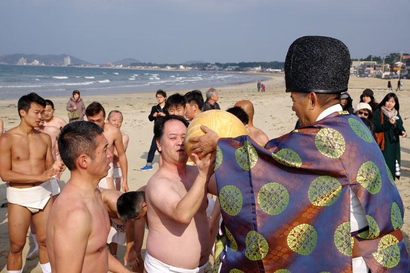 福間浦・浜の玉せり【拾参】 〜宮司より南町区の大玉を受ける〜