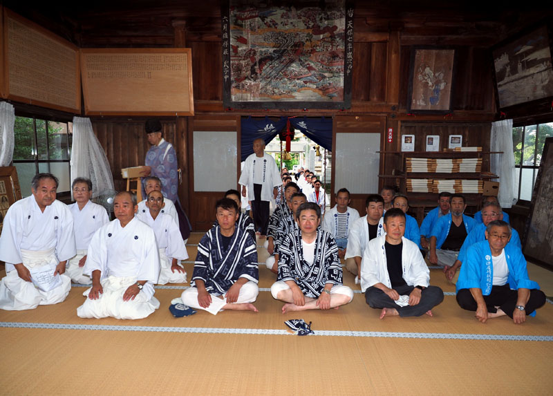 波折神社に集まった氏子総代会と三流の代表者たち 2019.7.20 08:59