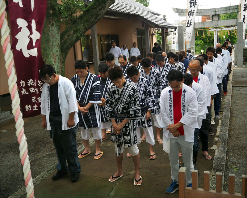 拝殿前で修祓を受ける氏子たち