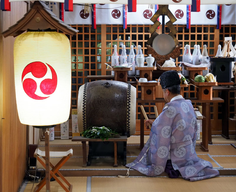 太鼓を叩きながら祝詞を上げる麻生藤七宮司 09:08