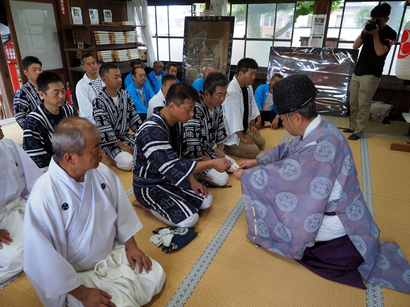 最初に「座りくじ」を引く北流の代表世話人 09:12