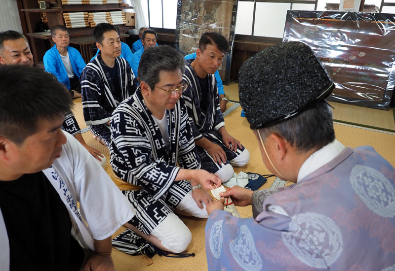 最初に「本くじ」を引く新町流、結果は見事一番!