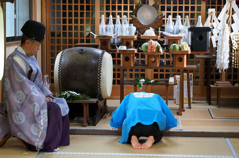 津屋崎祗園山笠振興会・西野正信会長の玉串拝礼