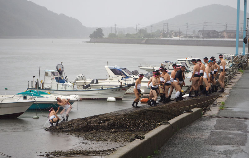 雨のなか津屋崎漁港でお汐井取り 2019.09.20 17:27