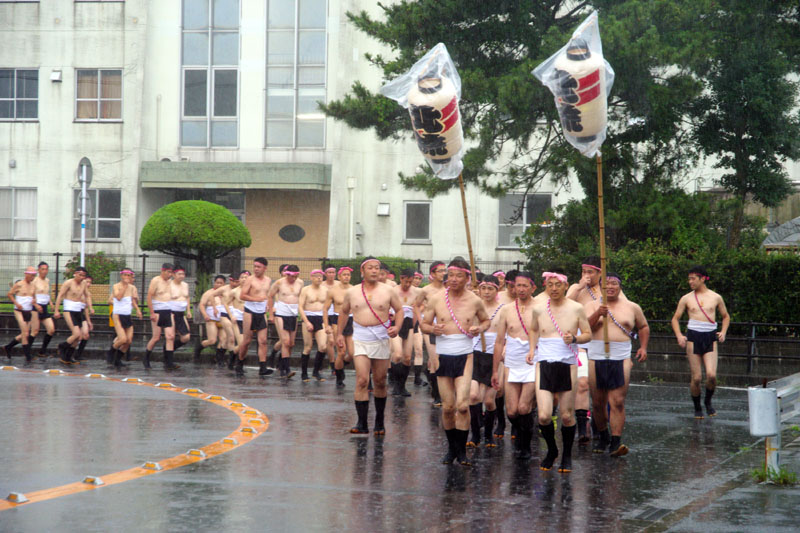 雨の中、波折神社に向けて北流の出発 17:54