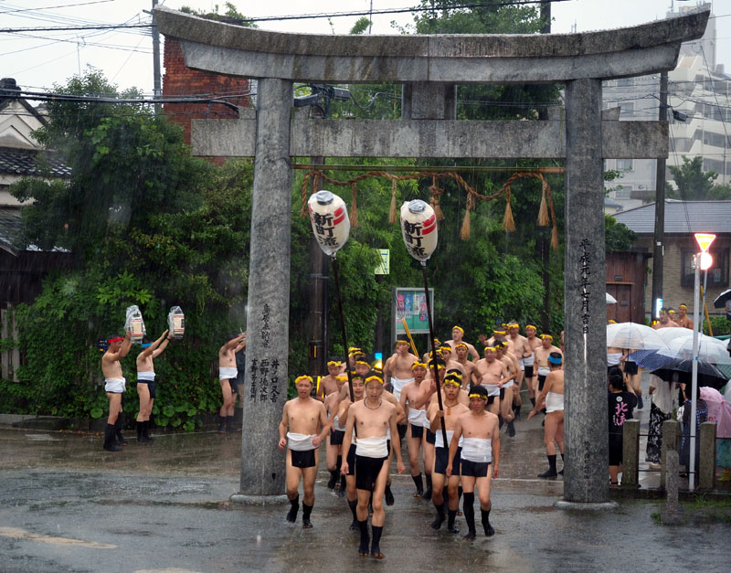 【壱】 新町流の宮入り 〜雨の中を進入〜 18:06