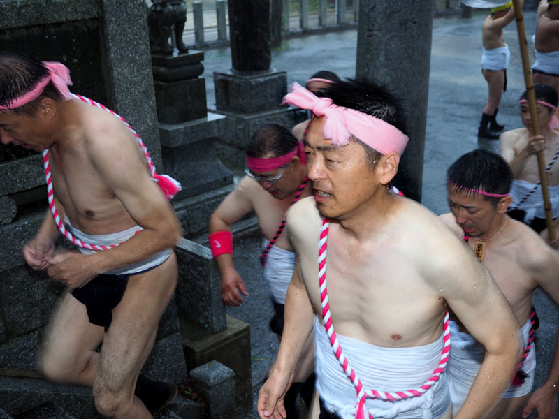 【五】 北流の宮入り 〜石段を駆け上がるリーダーたち〜