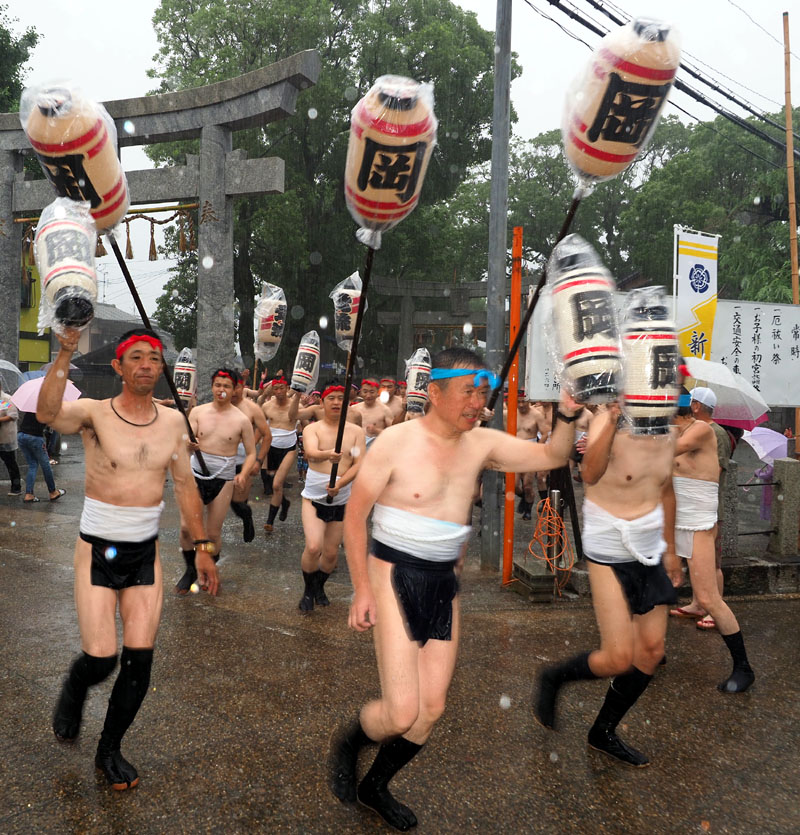 雨の中、気合の宮出し!