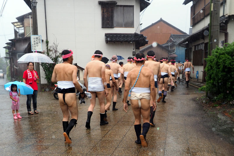 雨の中の行進