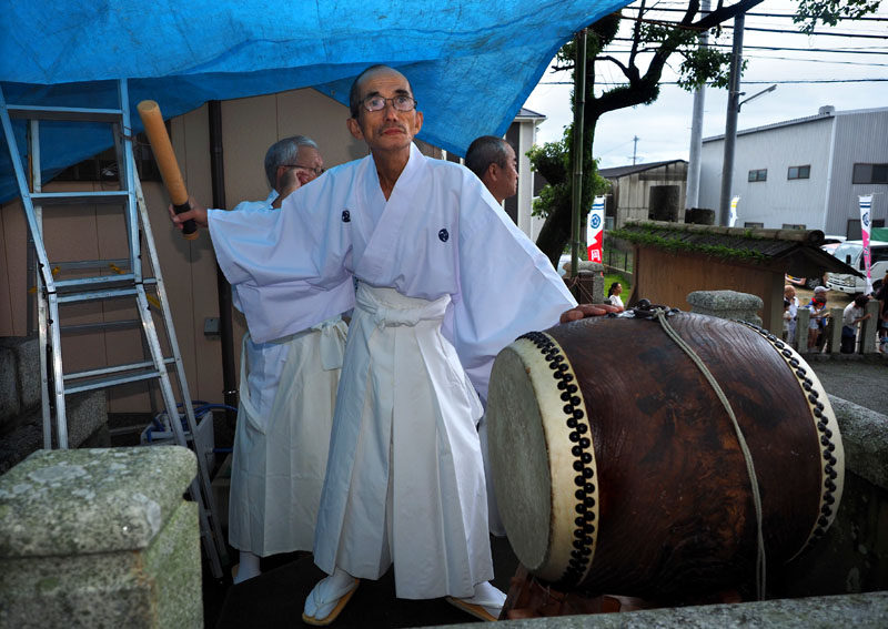 宮入り太鼓を打ち鳴らす宮総代
