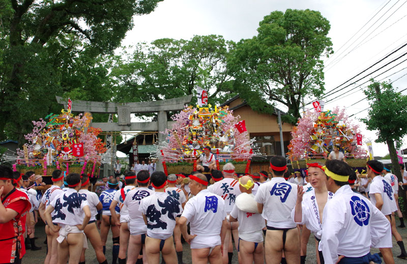 横一列に並んだ山笠