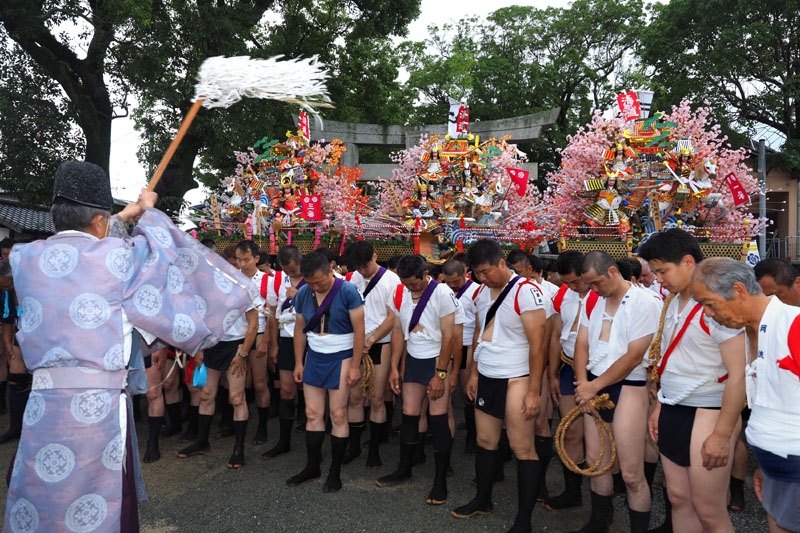鉢巻を外してお祓いを受ける氏子たち