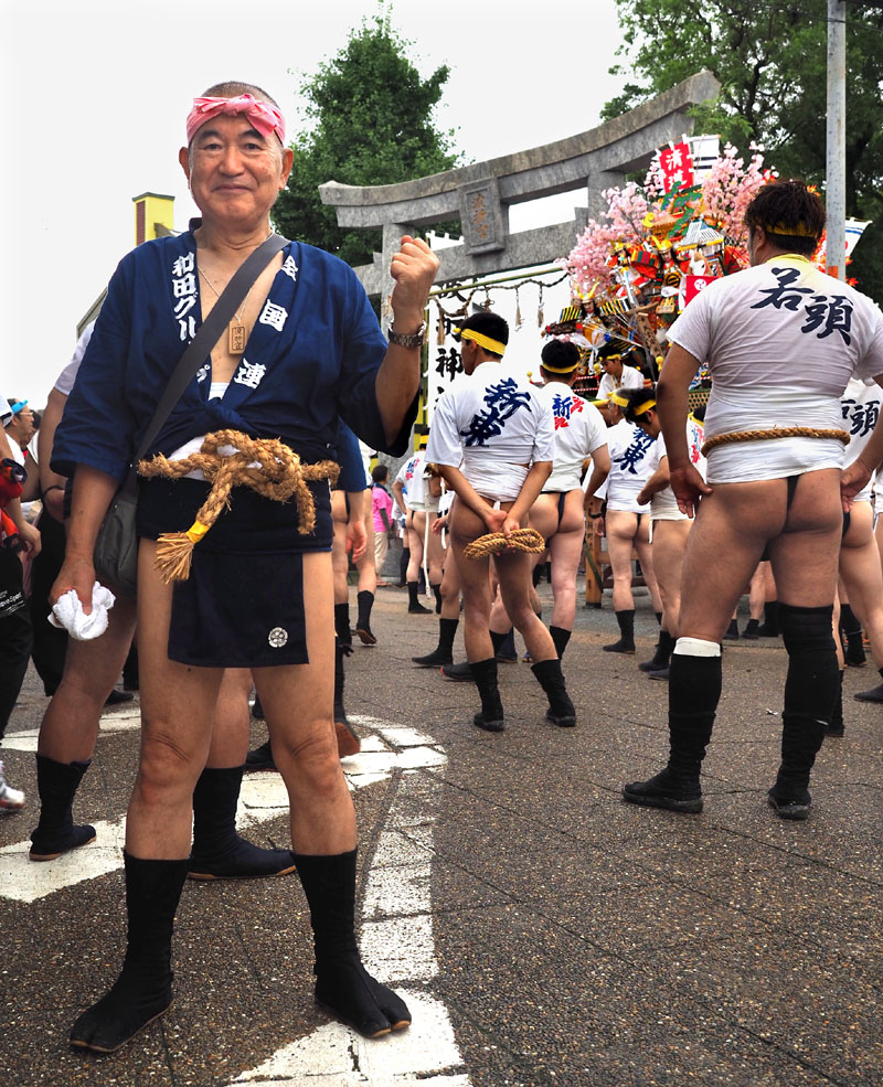 カメラバックを肩に参加取材する全国連和田グループ第五期代表