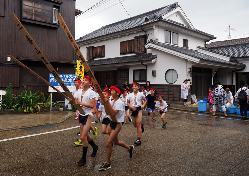 【壱】 二番山岡流の追い山　～招き板を持つ先走りたち～ 09:09