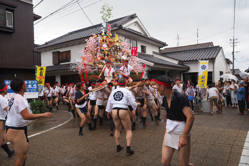 【参】 二番山岡流の追い山 ~舁き手交代のためチャンスを窺う原崎・福津市長~ 09:10