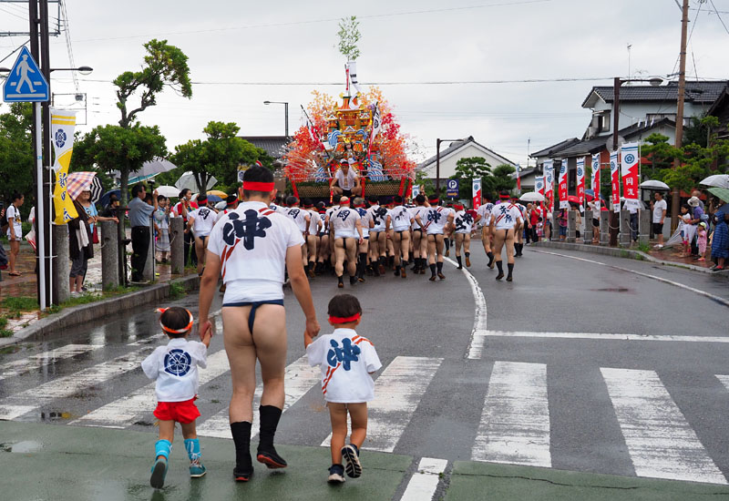【九】 二番山岡流の追い山 ~しおさい通りを駆ける親子三人~