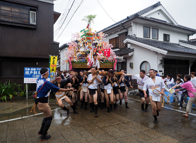 【参】 三番山北流流の追い山 ~豊村酒造前で右折~
