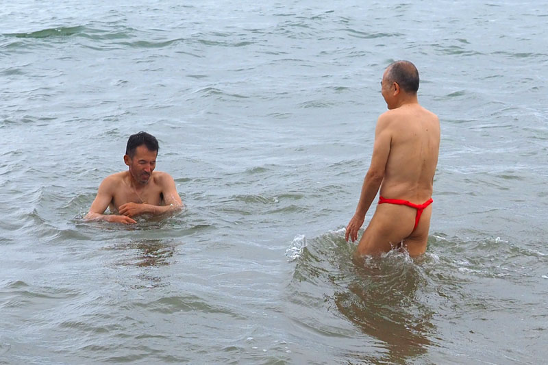 吉田屋地先の津屋崎浜で汗を流してリフレッシュ!