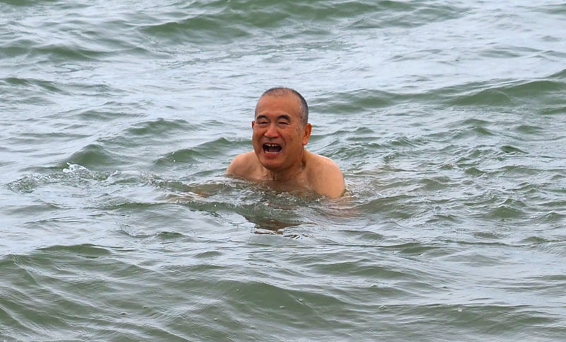 平泳ぎを楽しむ