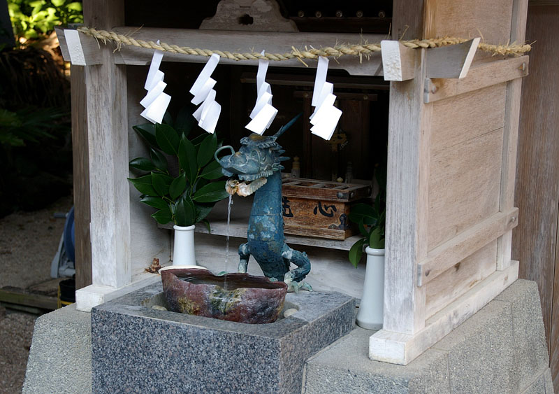龍口から清水が流れる玉の井
