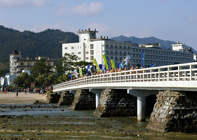 青島海岸と青島を結ぶ弥生橋を渡る