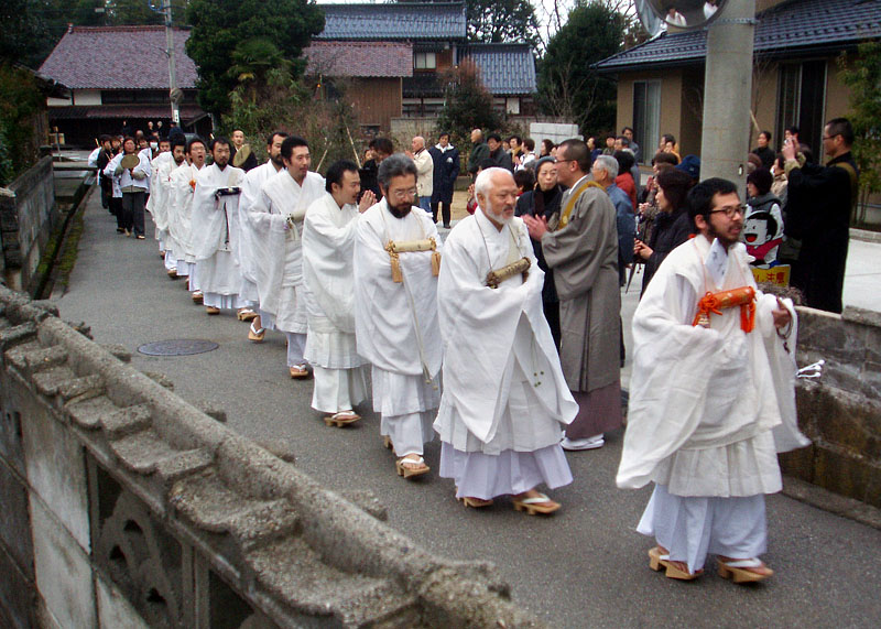 荒行僧の先頭を行く大森教生上人