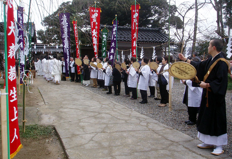 本堂前で唱題高唱