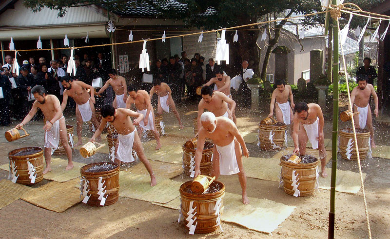 手桶で水を汲む