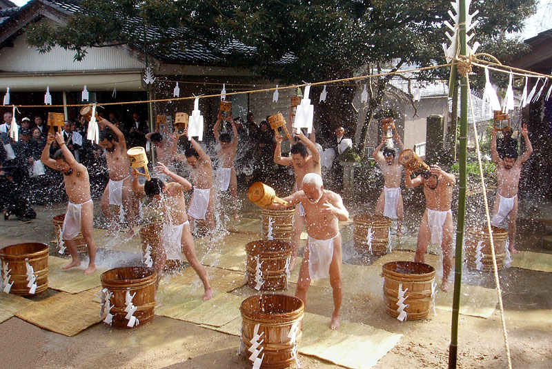 一斉に冷水を浴びる
