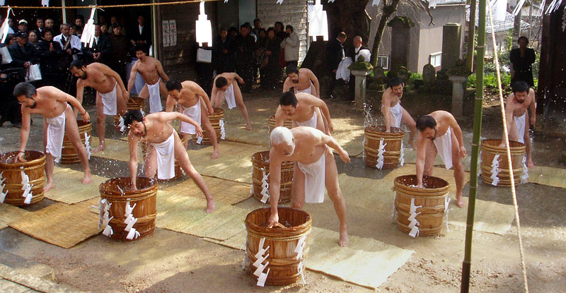 何度も樽の水を汲む