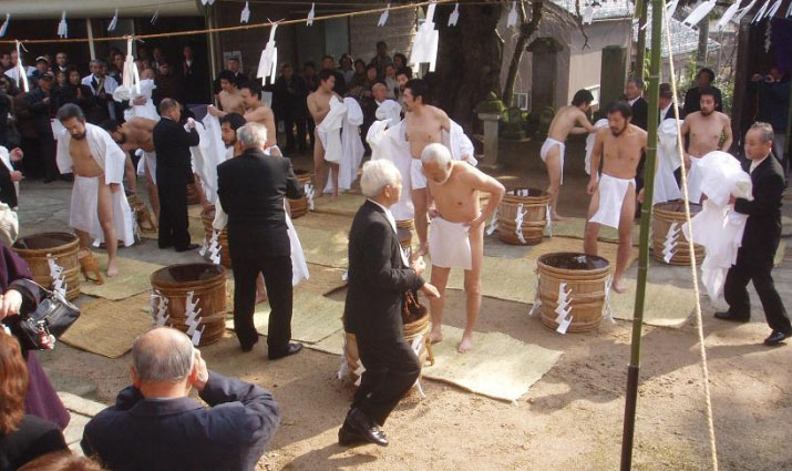 白装束を脱ぎ褌一貫に