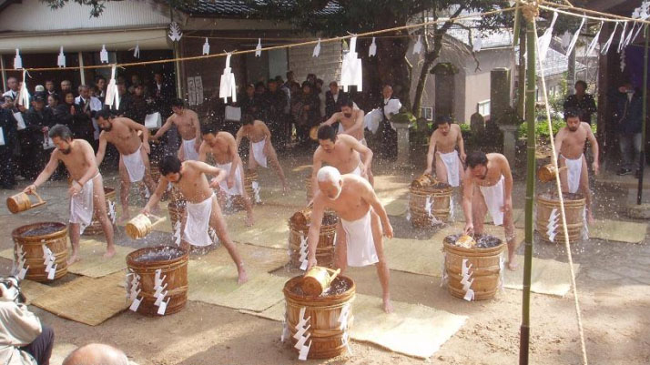 清水を汲む