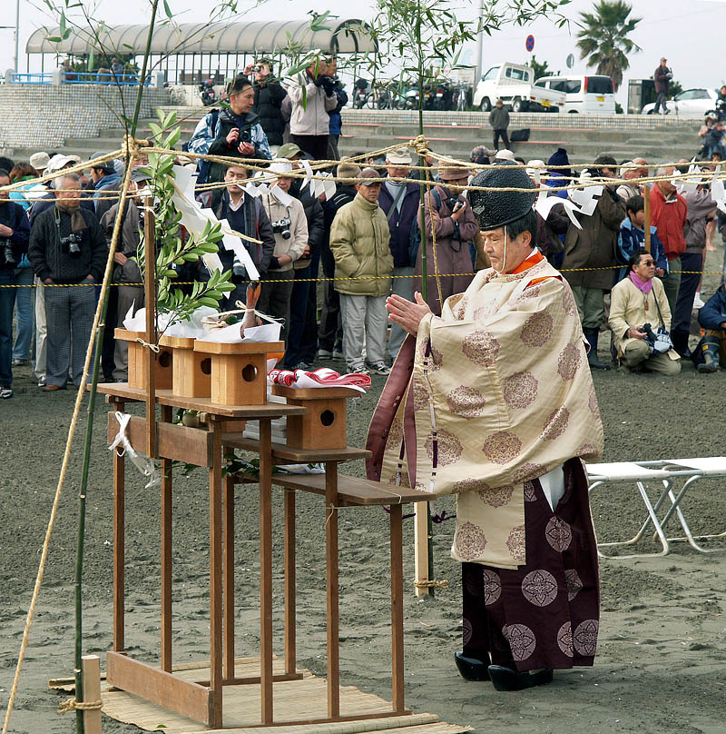 柏手を打つ江ノ島神社宮司