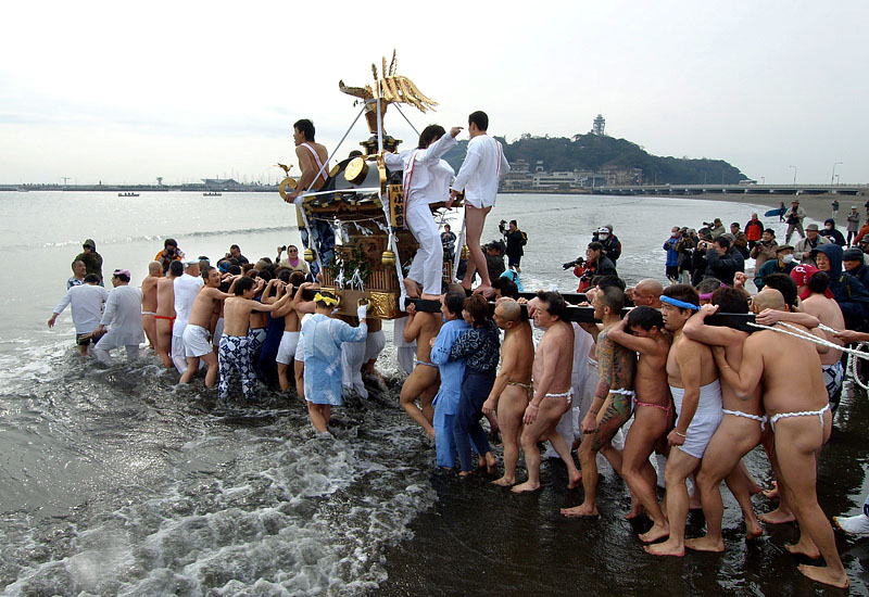 海に入る小動會の神輿