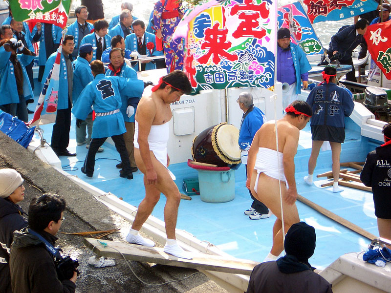 宝来船に乗り込む主役の裸たち