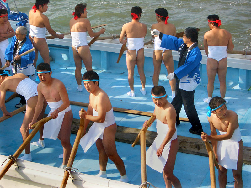 櫂を操る裸形の若者たち