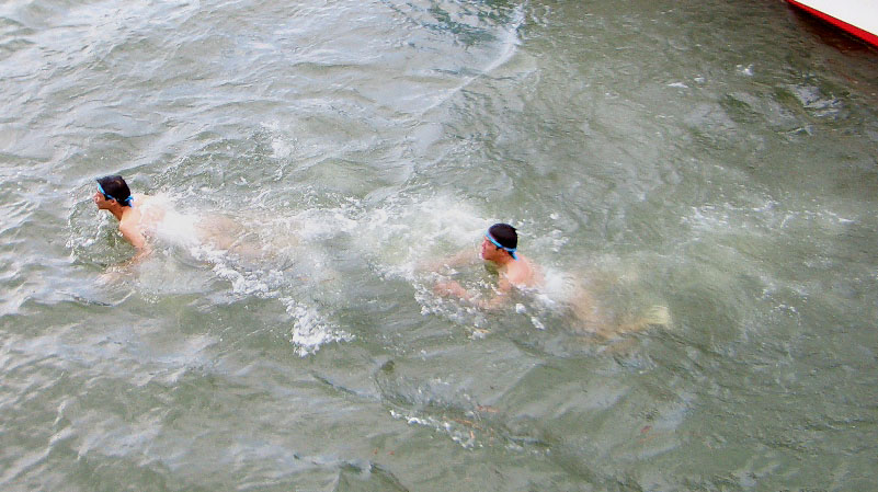 寒中水泳する若者たち