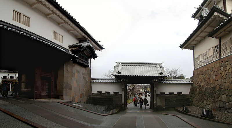 石垣が左右で異なる石川門(内側)