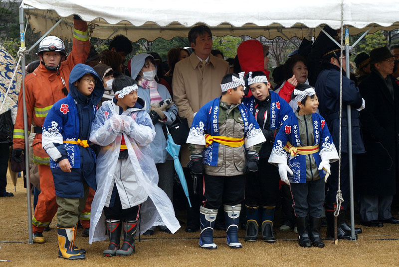 テントに避難した子供加賀鳶