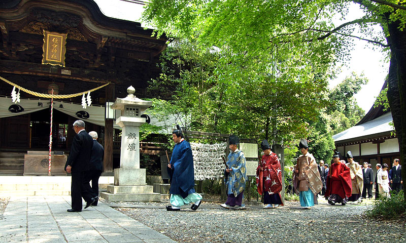 新緑のなか拝殿に向かう神職と氏子たち / 住吉神社例大祭 2007.04.28